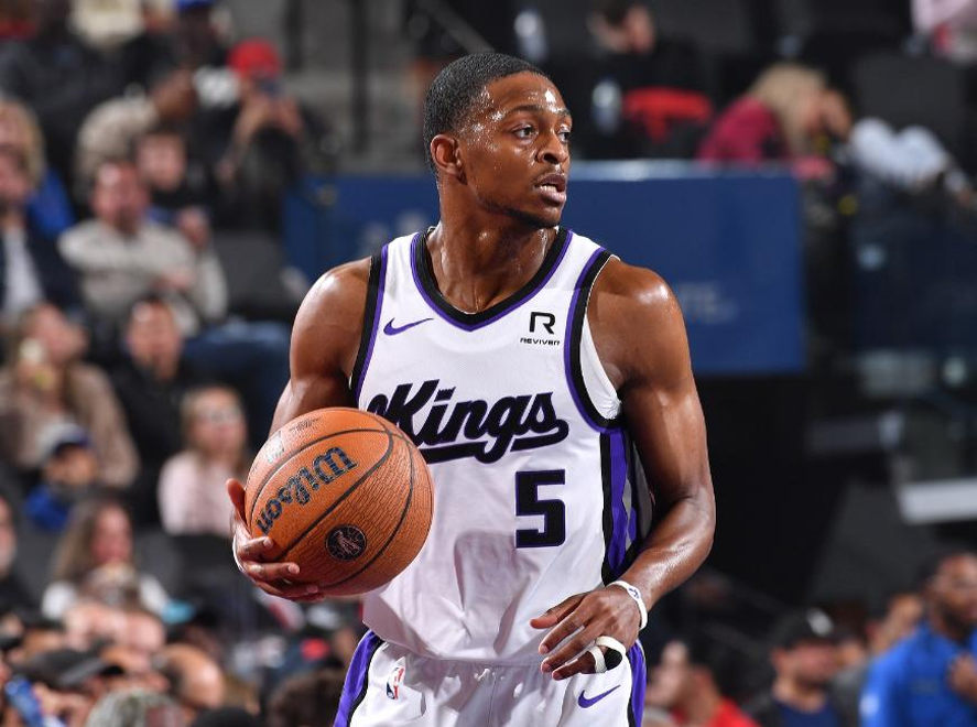 包含篮球巨星在今晚的比赛中展现出非凡的技术与激情的词条