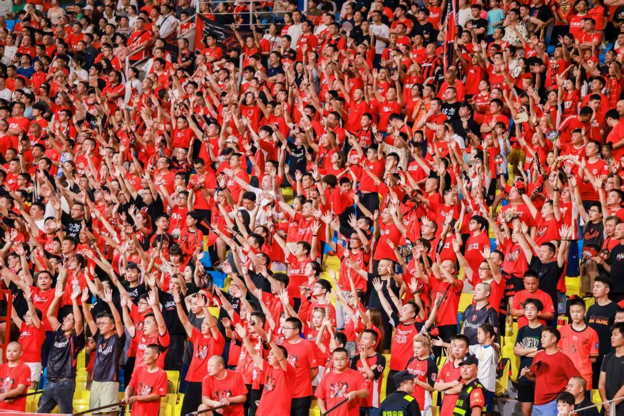 开云体育平台APP-惊心动魄，足球场上燃烧的激情