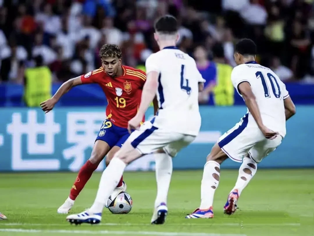西班牙队在友谊赛中击败强敌